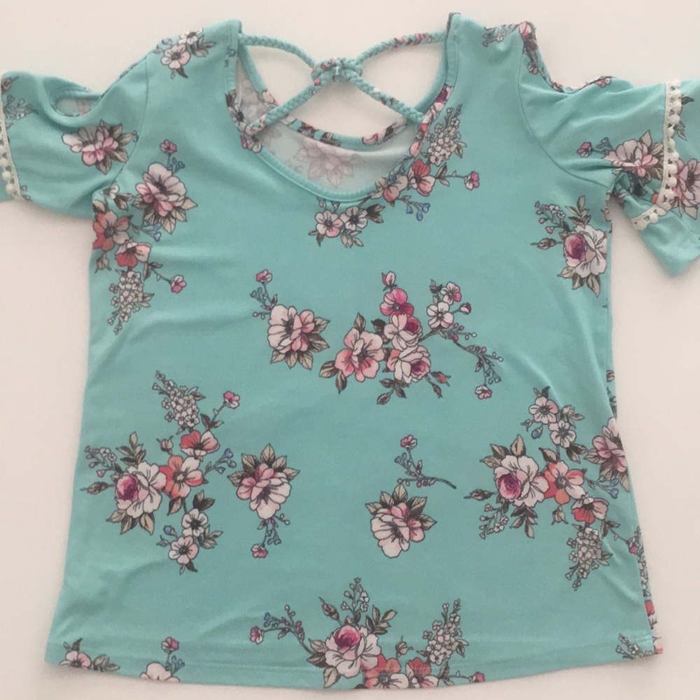 SALE ❤️3 for $15❤️Girl’s Cold Shoulder Top Size 6